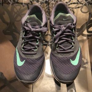 Nike tennis shoes women’s 8, Gray & Green